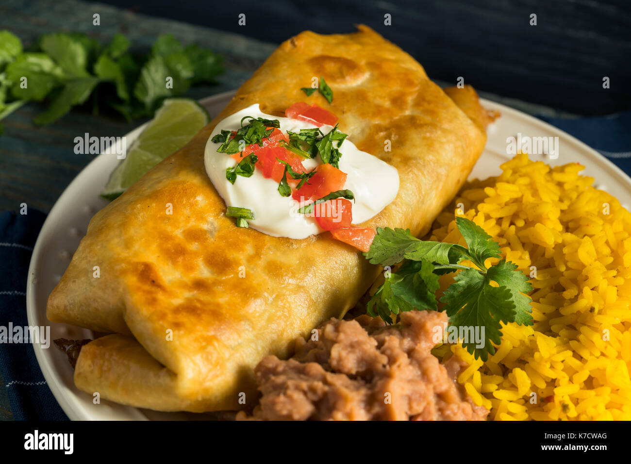 Frittierte Rindfleisch Chimichanga Burrito mit Reis und Bohnen Stockfoto