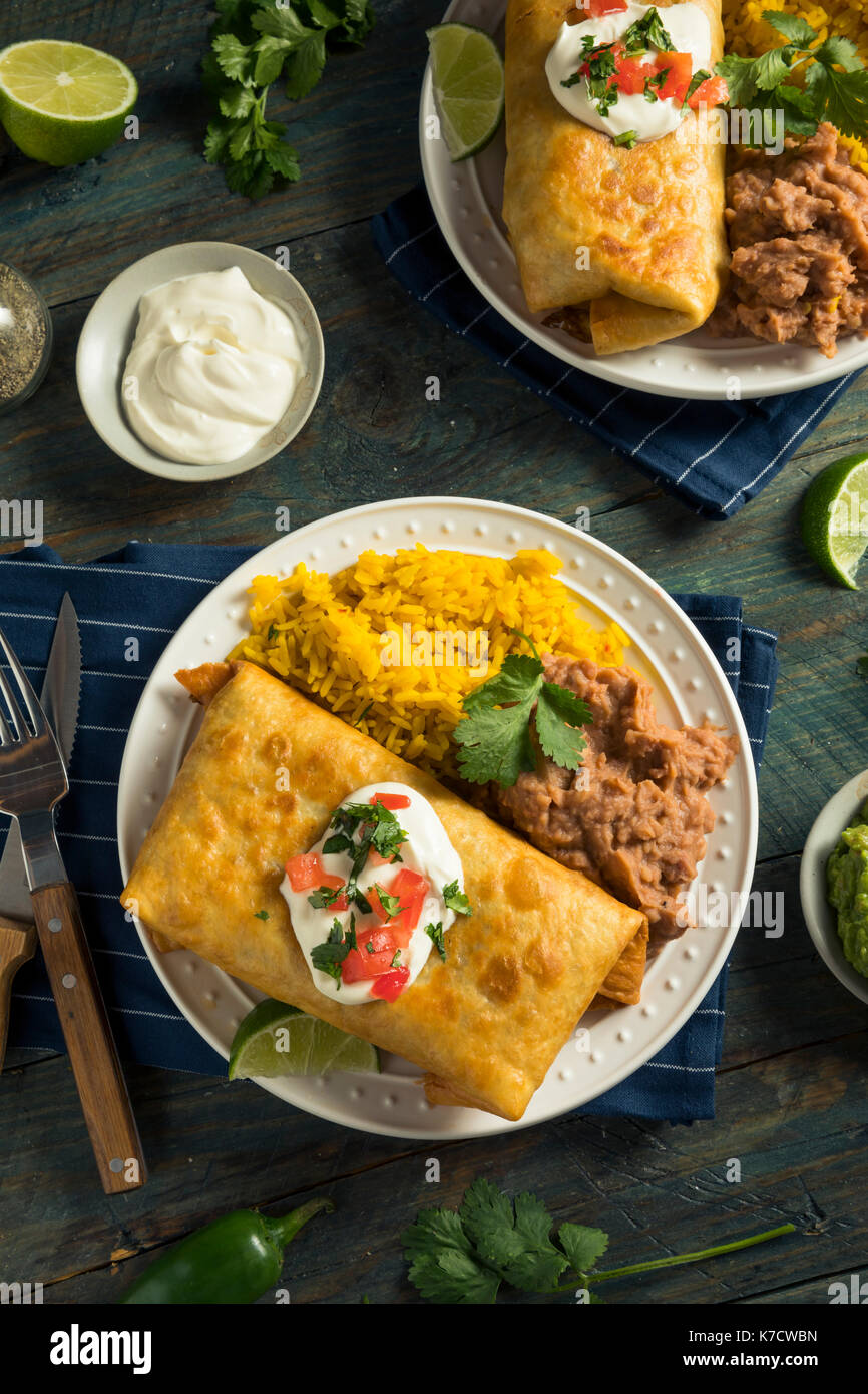Frittierte Rindfleisch Chimichanga Burrito mit Reis und Bohnen Stockfoto