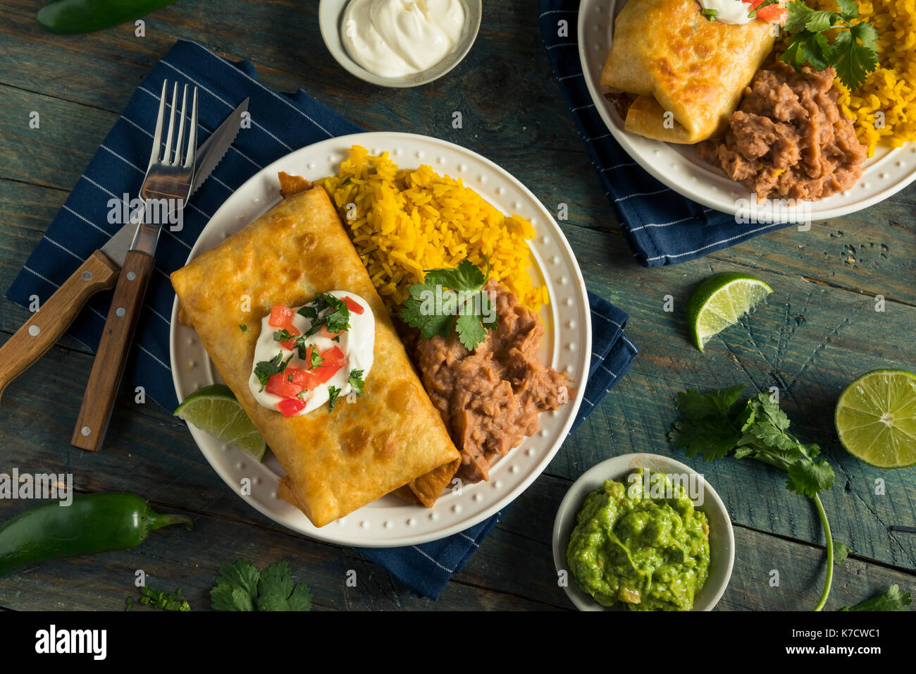 Frittierte Rindfleisch Chimichanga Burrito mit Reis und Bohnen Stockfoto