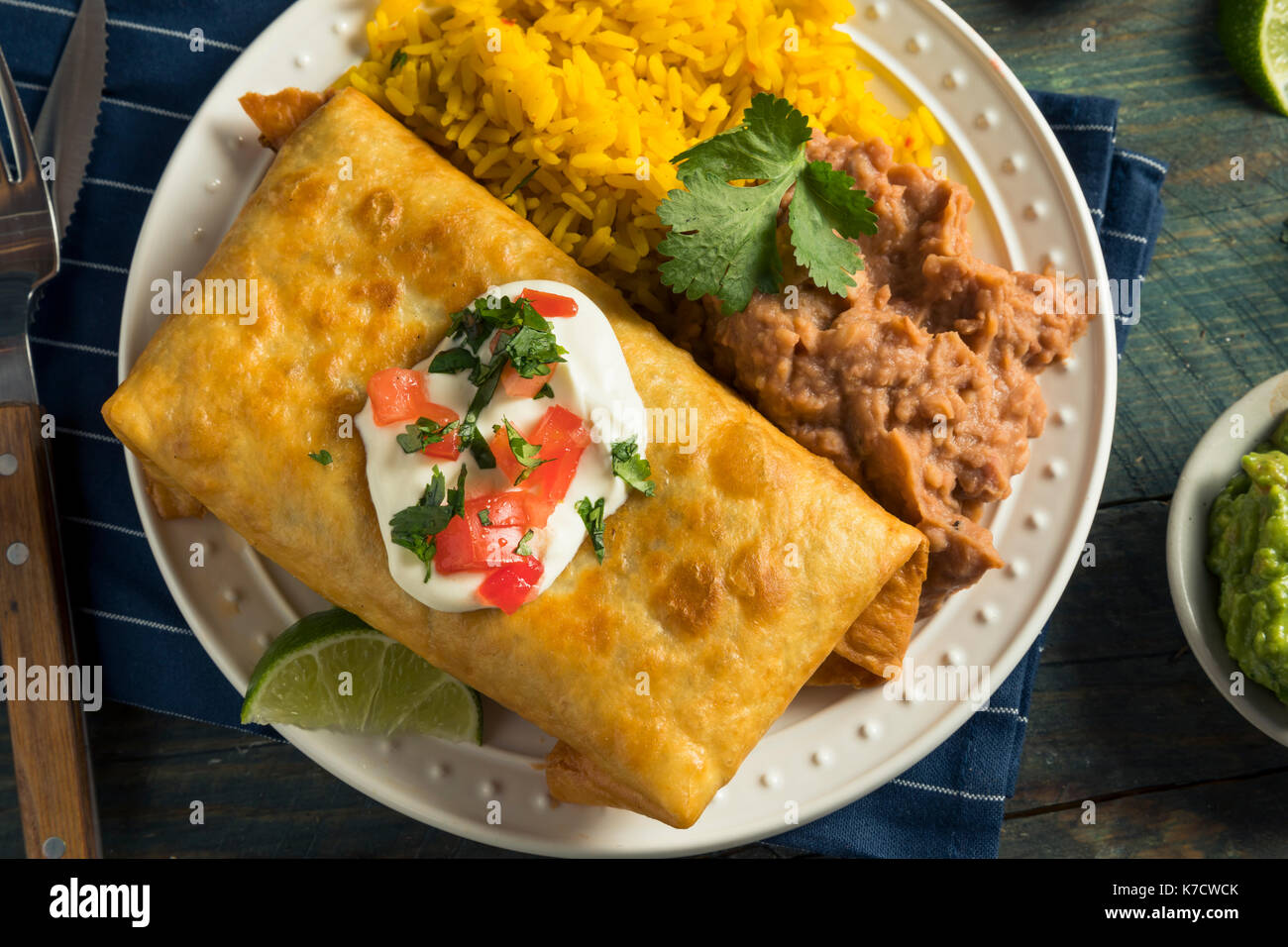 Frittierte Rindfleisch Chimichanga Burrito mit Reis und Bohnen Stockfoto