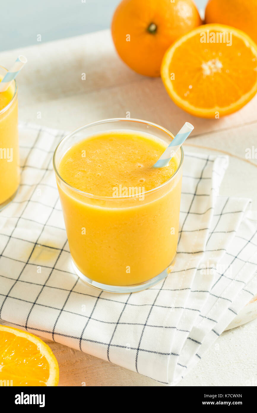 Süße hausgemachte Orange Smoothie Milchshake mit Milch und Saft. Stockfoto