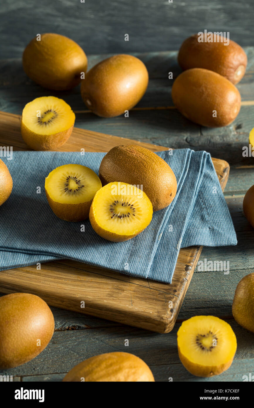 Raw Gelb organische Golden Kiwis bereit zu Essen Stockfoto