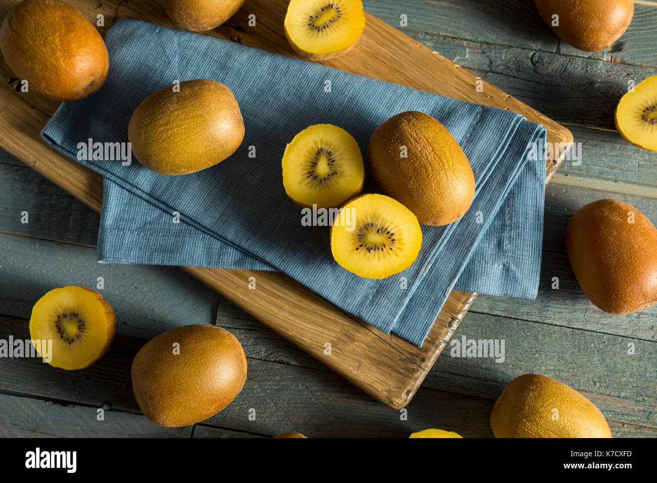 Raw Gelb organische Golden Kiwis bereit zu Essen Stockfoto