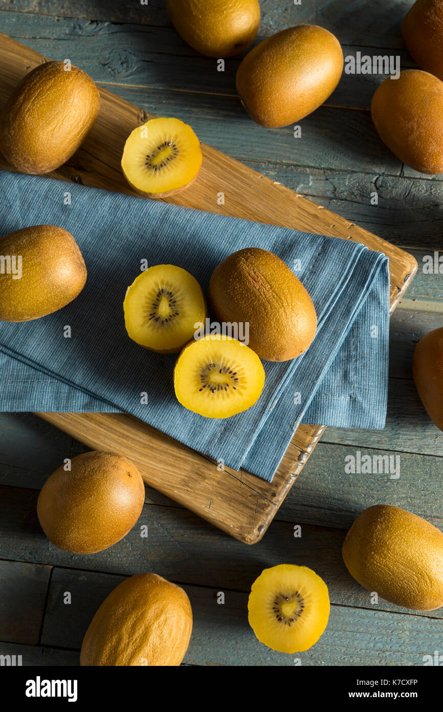 Raw Gelb organische Golden Kiwis bereit zu Essen Stockfoto