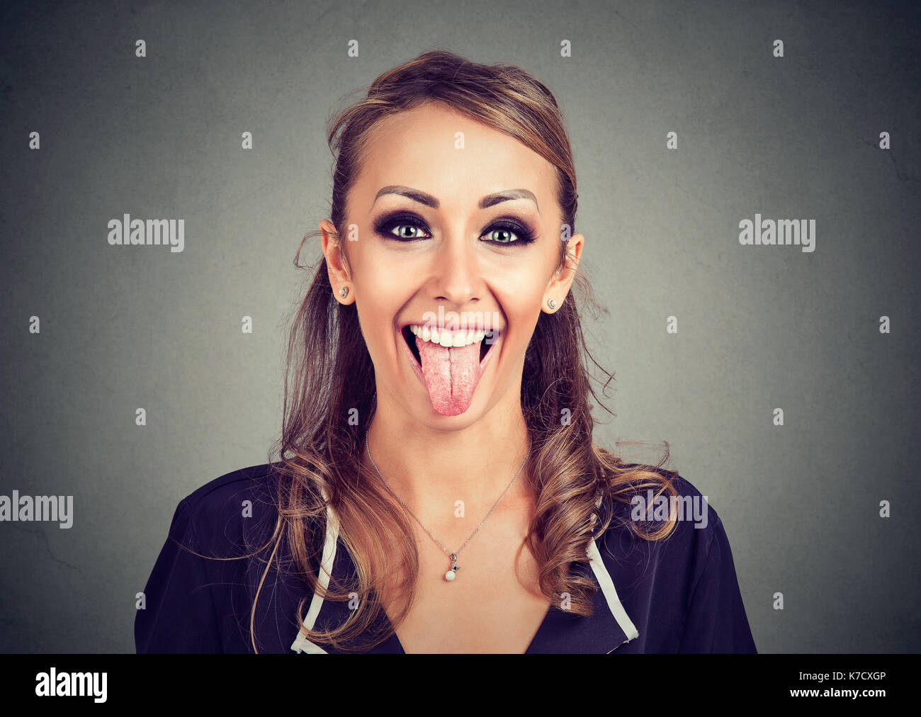 Young girl sticking tongue out Fotos und Bildmaterial in hoher Auflösung Seite 2 Alamy