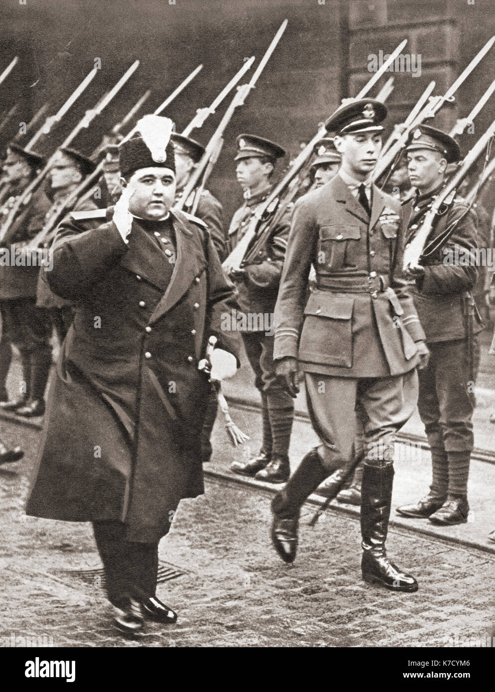 Prinz Albert, rechts mit der Schah von Persien, London, England, 1919. Prinz Albert, Zukunft George VI., 1895 - 1952. König des Vereinigten Königreichs und der Dominions des British Commonwealth. Ahmad Shāh Qājār, 1898 - 1930. Schah von Persien und der letzte regierende Mitglied der Qajar Dynastie. Von der Krönung von König Georg VI. und Königin Elizabeth, veröffentlicht 1937. Stockfoto