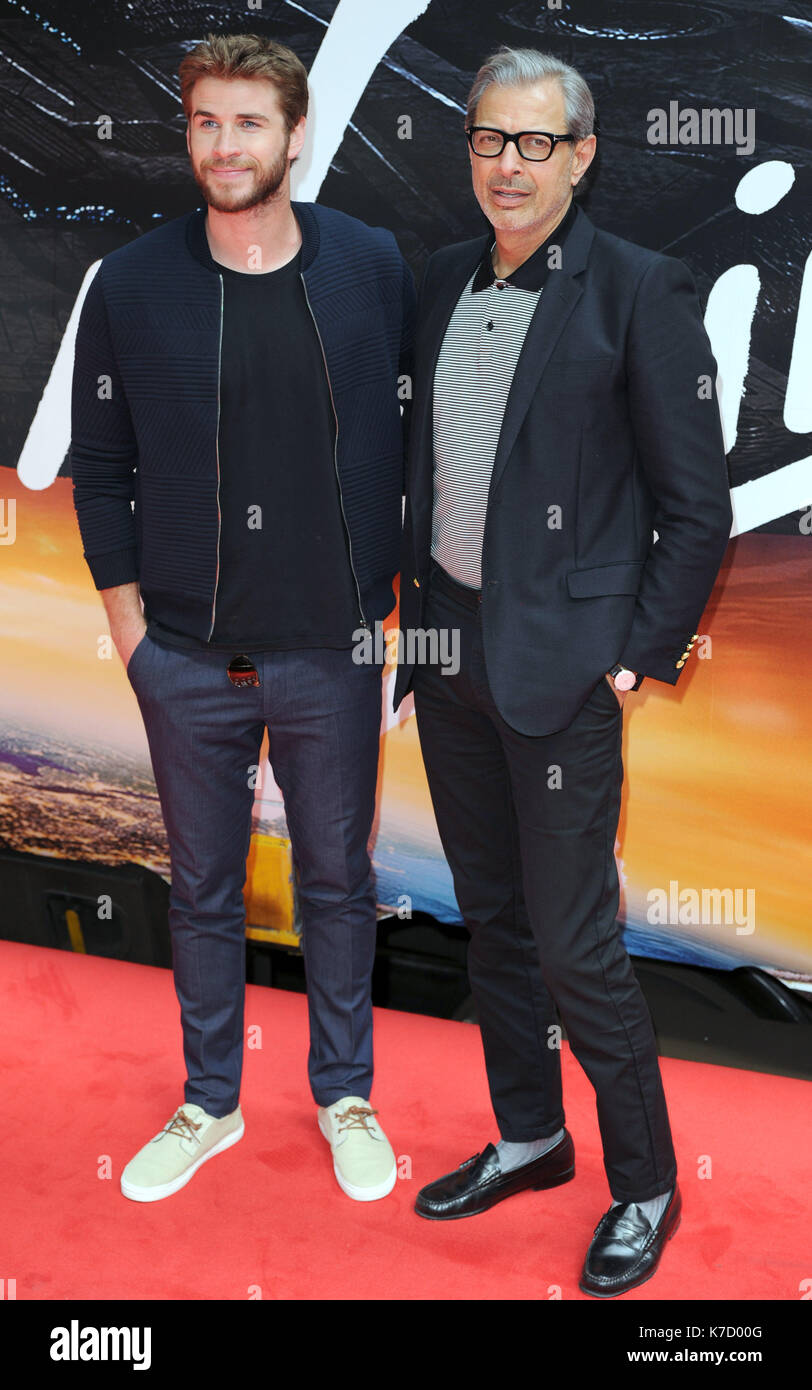 Foto muss Gutgeschrieben © Alpha Presse 079965 06/06/2016 Liam Hemsworth und Jeff Goldblum Independence Day Wiederaufleben Lichtschranke Euston Station London Stockfoto