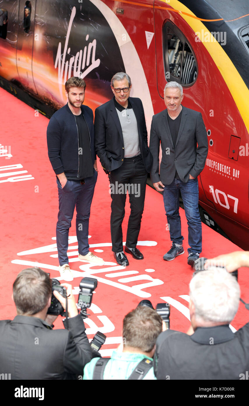 Foto muss Gutgeschrieben © Alpha Presse 079965 06/06/2016 Liam Hemsworth Roland Emmerich Jeff Goldblum Independence Day Wiederaufleben Lichtschranke Euston Station London Stockfoto