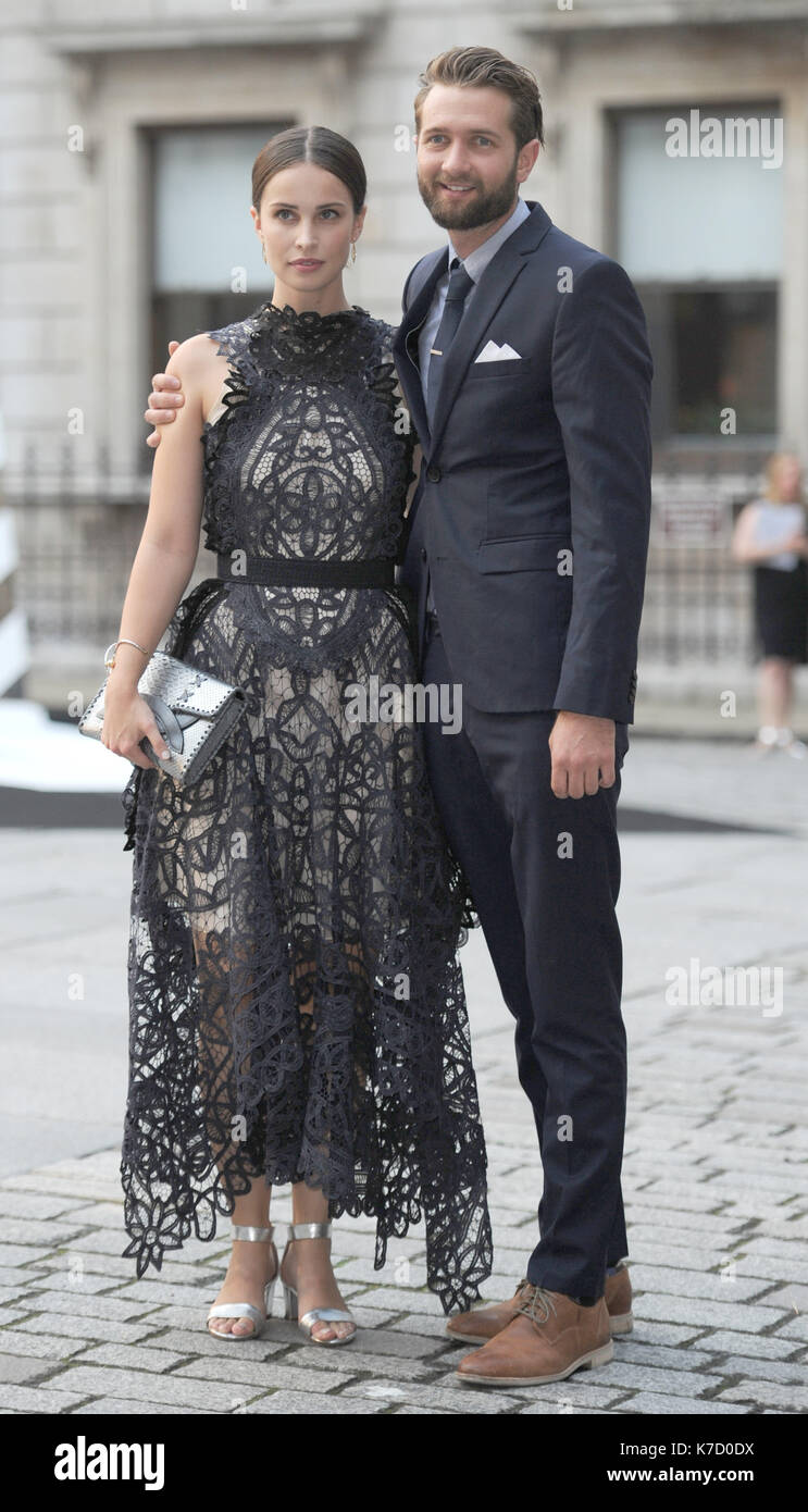 Foto muss Gutgeschrieben © Alpha Presse 08000107/06/2016 Heida Reed und Gast bei der Königlichen Akademie der Künste Sommer Ausstellung 2016 VIP-Vorschau an der Royal Academy in London. Stockfoto