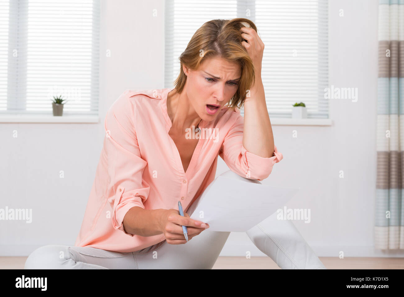 Portrait von schockiert junge Frau auf Papier Suchen Stockfoto