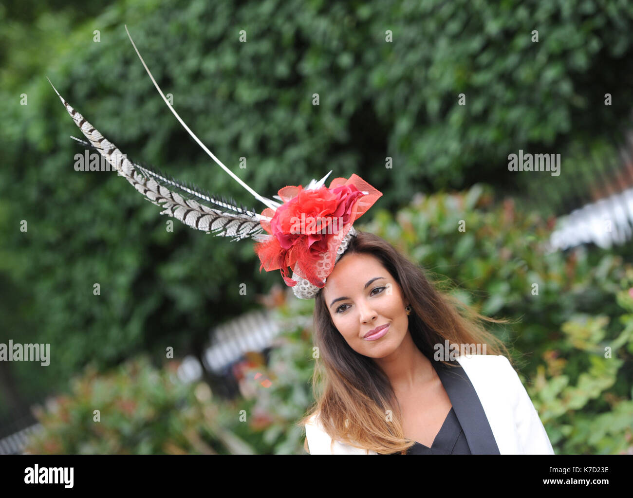 Foto muss Gutgeschrieben © Alpha Presse 079965 16/06/2016 Ascot Mode Damen Tag Royal Ascot 2016 Ascot Racecourse, Ascot, Berkshire Stockfoto