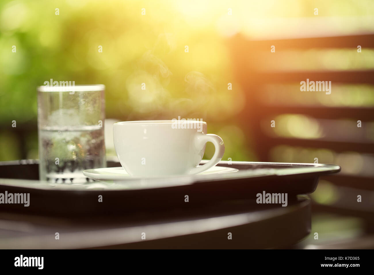 Kaffee am Morgen mit Wasser Glas, Tasse Espresso auf Holz Tisch im Cafe oder Coffeeshop. Stockfoto