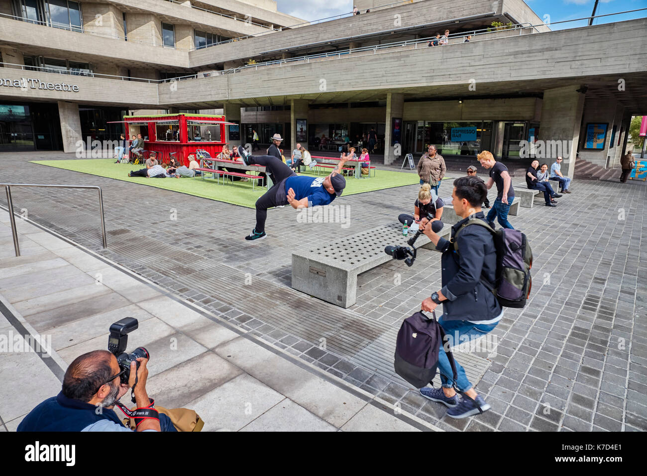Fotografen und akrobaten an der Southbank in London Stockfoto