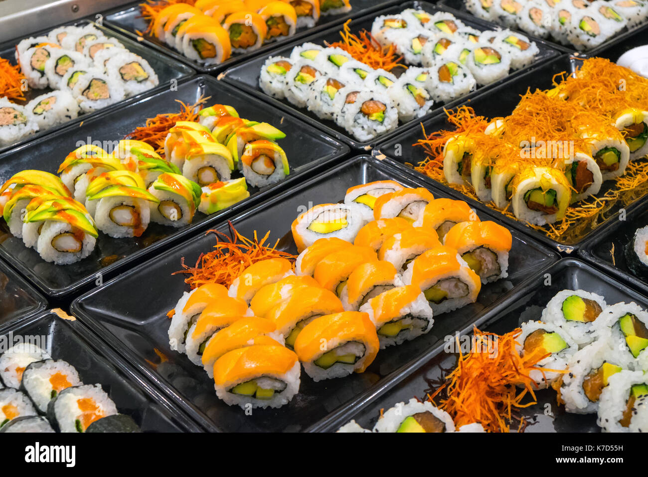 Große Auswahl an Sushi rollt mit Buffet Stockfoto