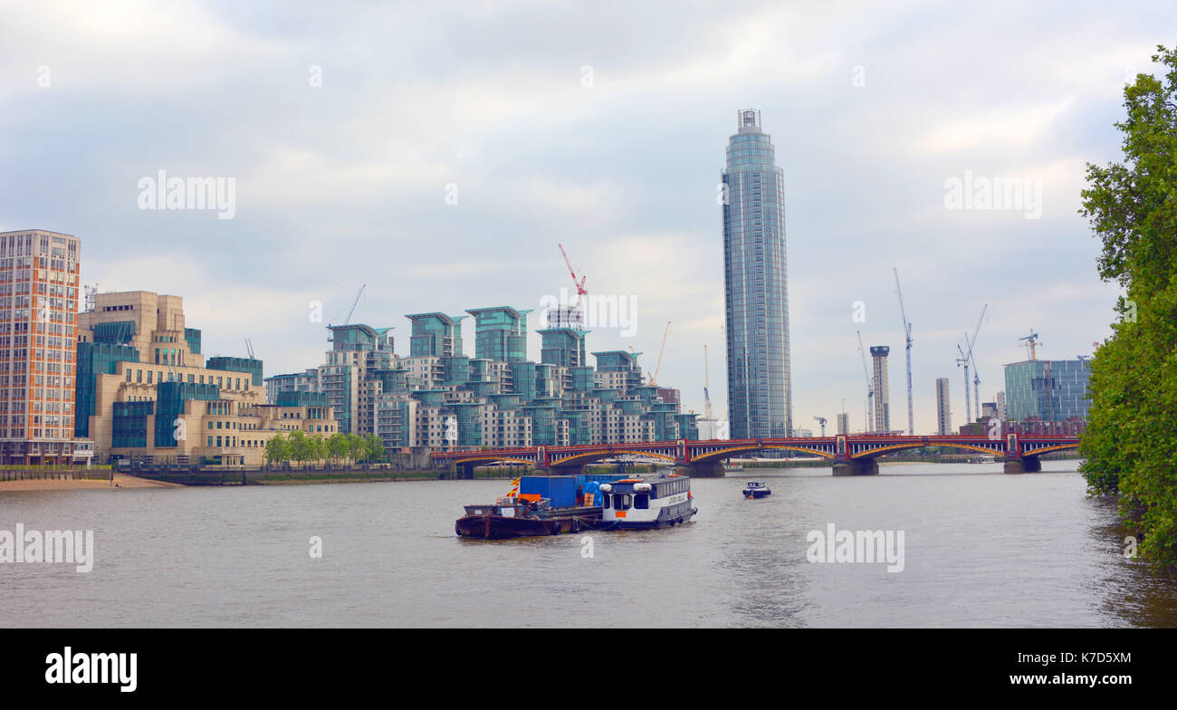 Foto muss Gutgeschrieben © Alpha Presse 066465 29/05/2016 Der Turm Wolkenkratzer an einem St George Wharf auf neun Elms Lane in London. Stockfoto