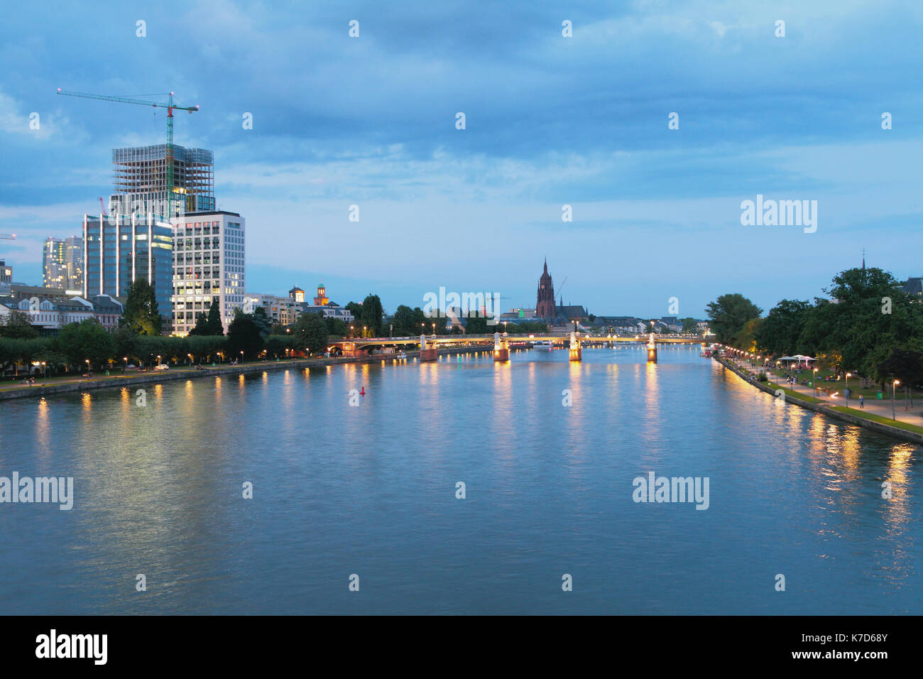 Fluss, die Brücke und die Stadt am Abend. Frankfurt am Main, Deutschland Stockfoto