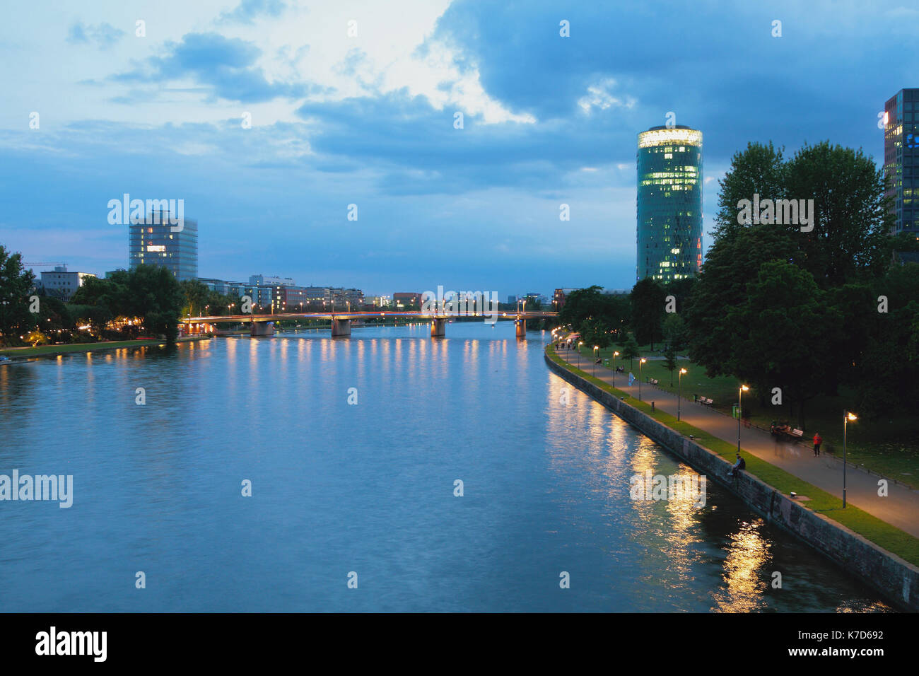 Abend Fluss, die Brücke und die Stadt. Frankfurt am Main, Deutschland Stockfoto