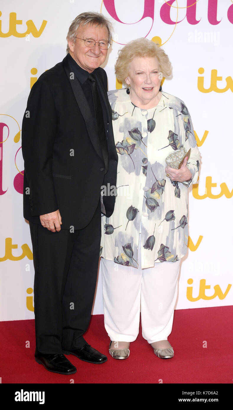 Foto muss Gutgeschrieben © Kate Grün/Alpha Presse 079965 19/11/2015 Dr Chris Steele und Denise Robertson ITV Gala London Palladium Argyll Street London Stockfoto