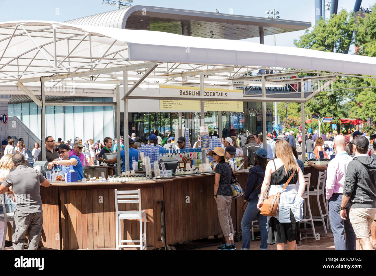 New York, NY, USA - 31. August 2017: Food Court bei US Open Championships 2017 empfohlene Baseline Cocktails von Grey Goose Wodka Stockfoto