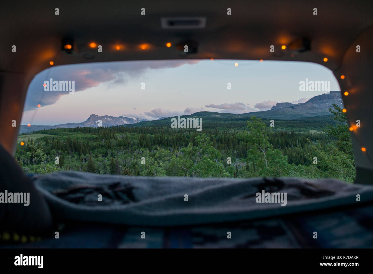 Malerische Ansicht des Glacier National Park durch Sport Utility Vehicle gesehen Stockfoto