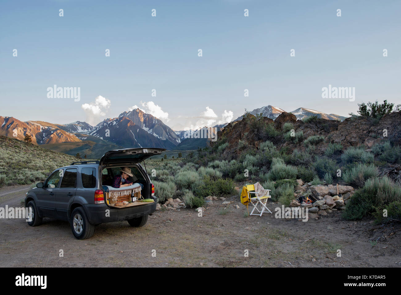 Weibliche Wanderer sitzen in Sports Utility Vehicle gegen Berg Morrison Stockfoto