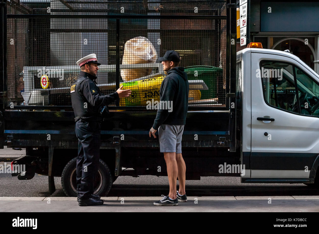 Eine Stadt der Londoner Polizei Überwachung des Datenverkehrs in der City of London, London, Großbritannien Stockfoto