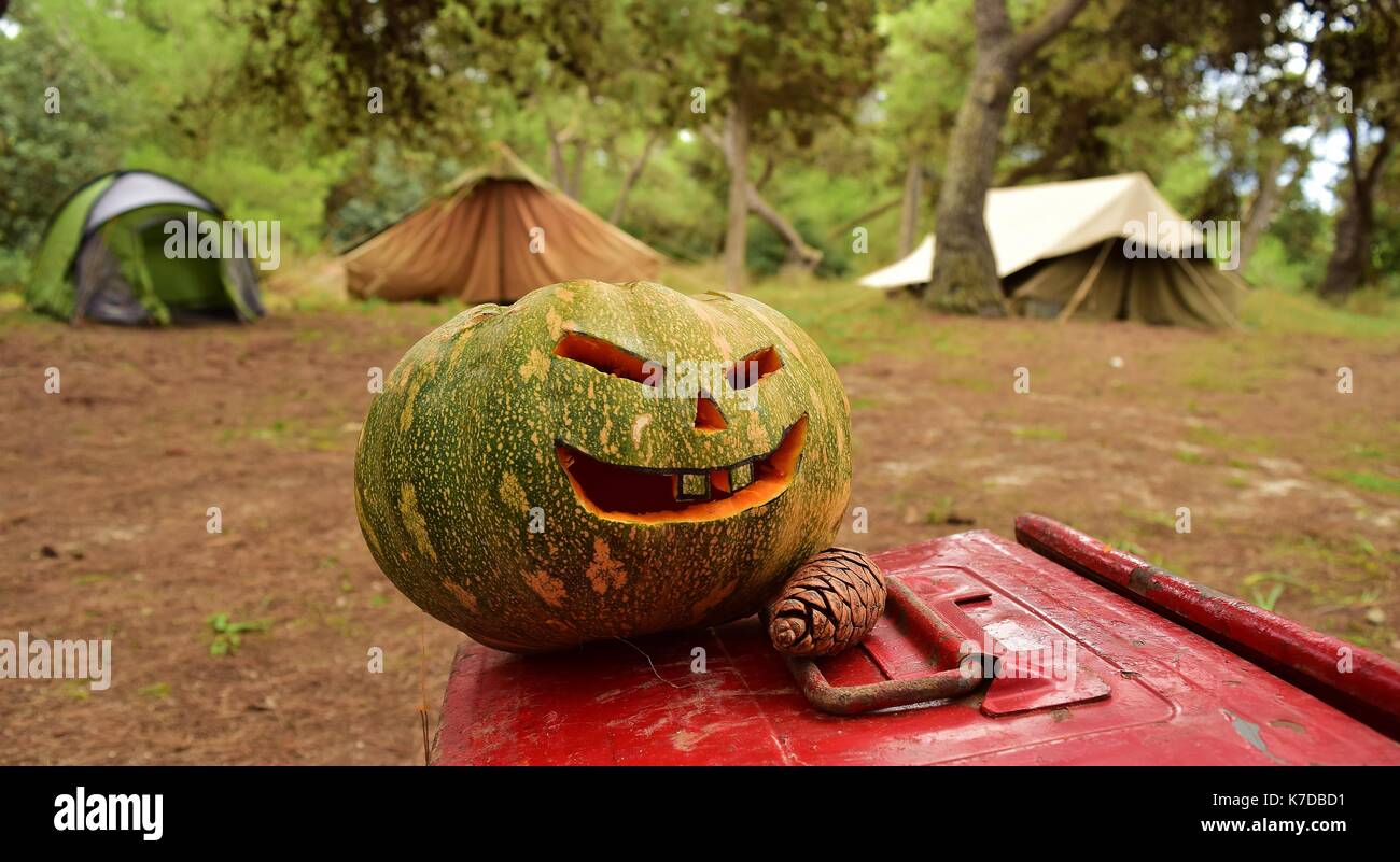 Ein Kürbis ist von Hand geschnitzt auf Halloween während einer Halloween camp für Pfadfinder, die in der maltesischen Landschaft, erzeugen eine unheimliche und gruselige Atmosphäre. Stockfoto