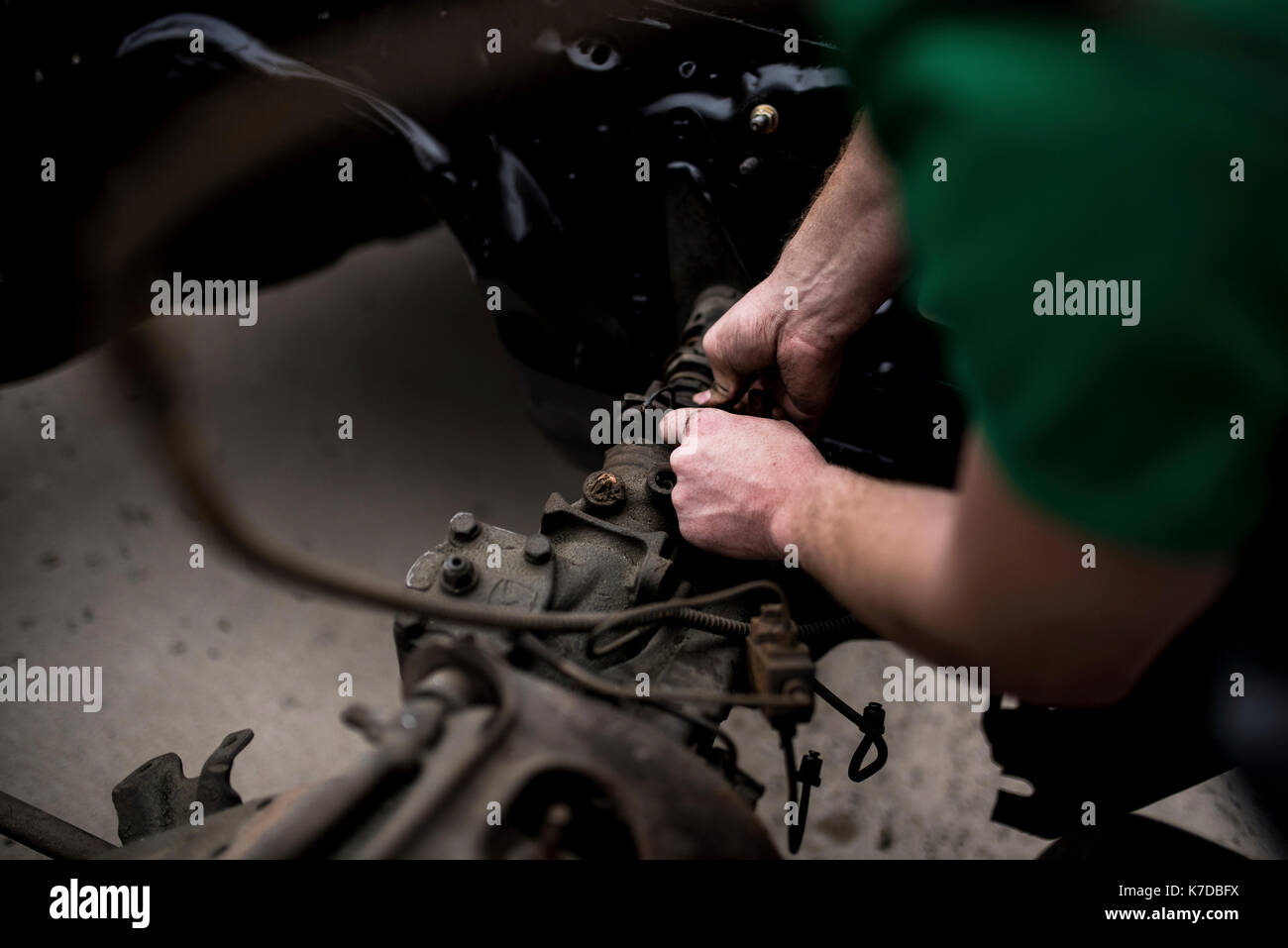 Zugeschnittenes Bild von mechanischen Instandsetzung der Maschine in der Werkstatt Stockfoto