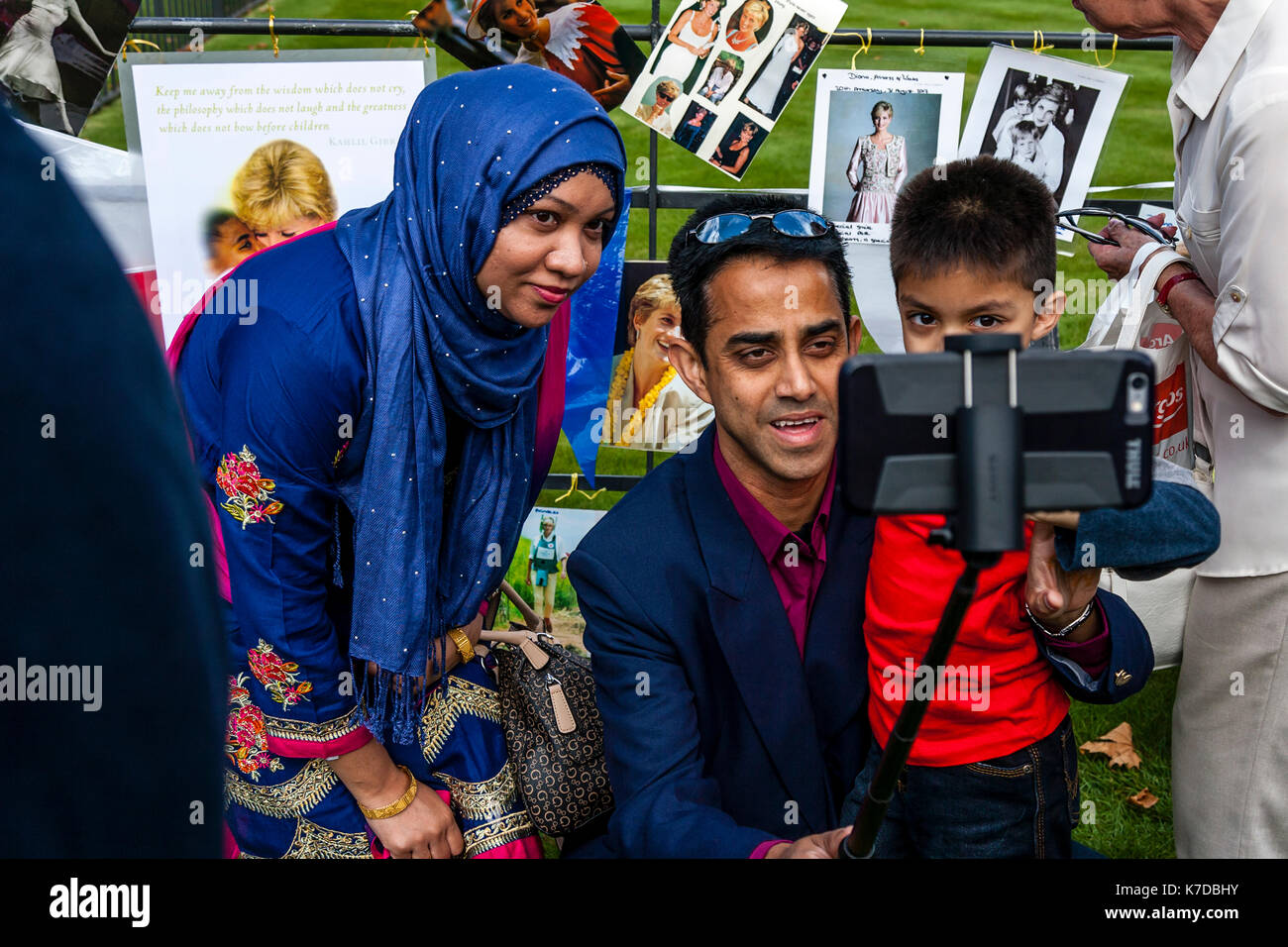 Menschen versammeln sich vor den Toren des Kensington Palace Am 20. Jahrestag des Todes von Prinzessin Diana, Kensington Palace, London, Großbritannien Stockfoto