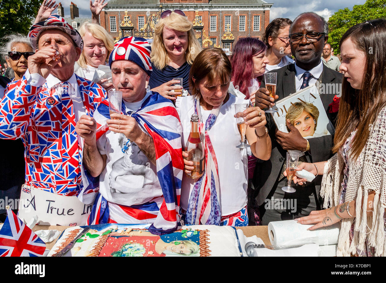 Anhänger der verstorbenen Prinzessin Diana Toast Ihr Gedächtnis mit Gläser Champagner Am 20. Jahrestag ihres Todes, Kensington Palace, London, Großbritannien Stockfoto