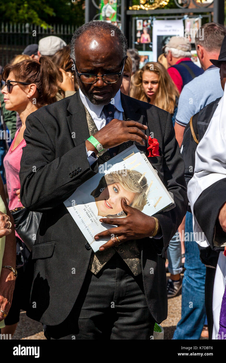 Anhänger der verstorbenen Prinzessin Diana Sammeln außerhalb Kensington Palace Zum 20. Jahrestag ihres Todes, Kensington Palace, London, Großbritannien Stockfoto