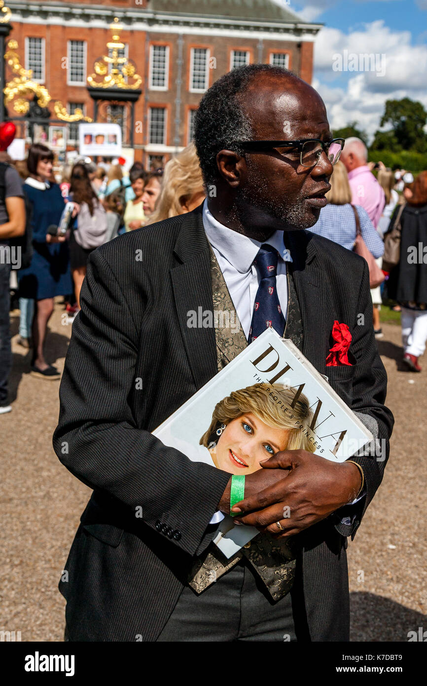 Anhänger der verstorbenen Prinzessin Diana Sammeln außerhalb Kensington Palace Zum 20. Jahrestag ihres Todes, Kensington Palace, London, Großbritannien Stockfoto