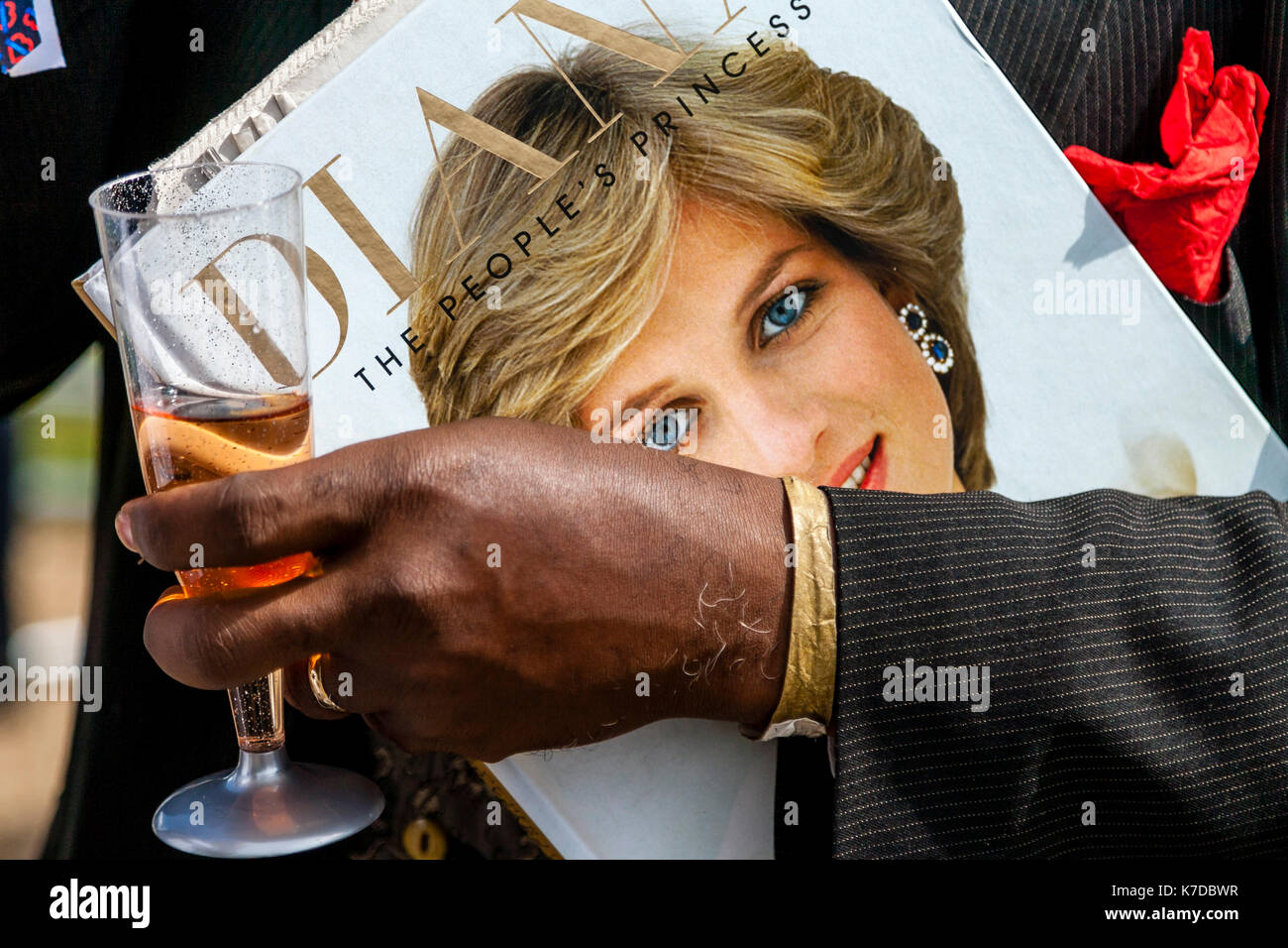 Anhänger der verstorbenen Prinzessin Diana Sammeln außerhalb Kensington Palace Zum 20. Jahrestag ihres Todes, Kensington Palace, London, Großbritannien Stockfoto