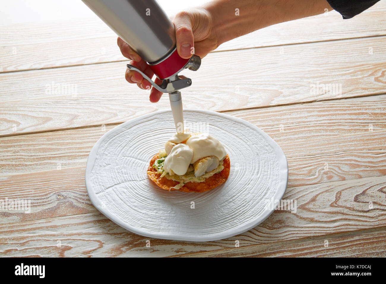 Fisch mit Mayonnaise und Petersilie auf knackige Tortilla molecurar Gastronomie Stockfoto