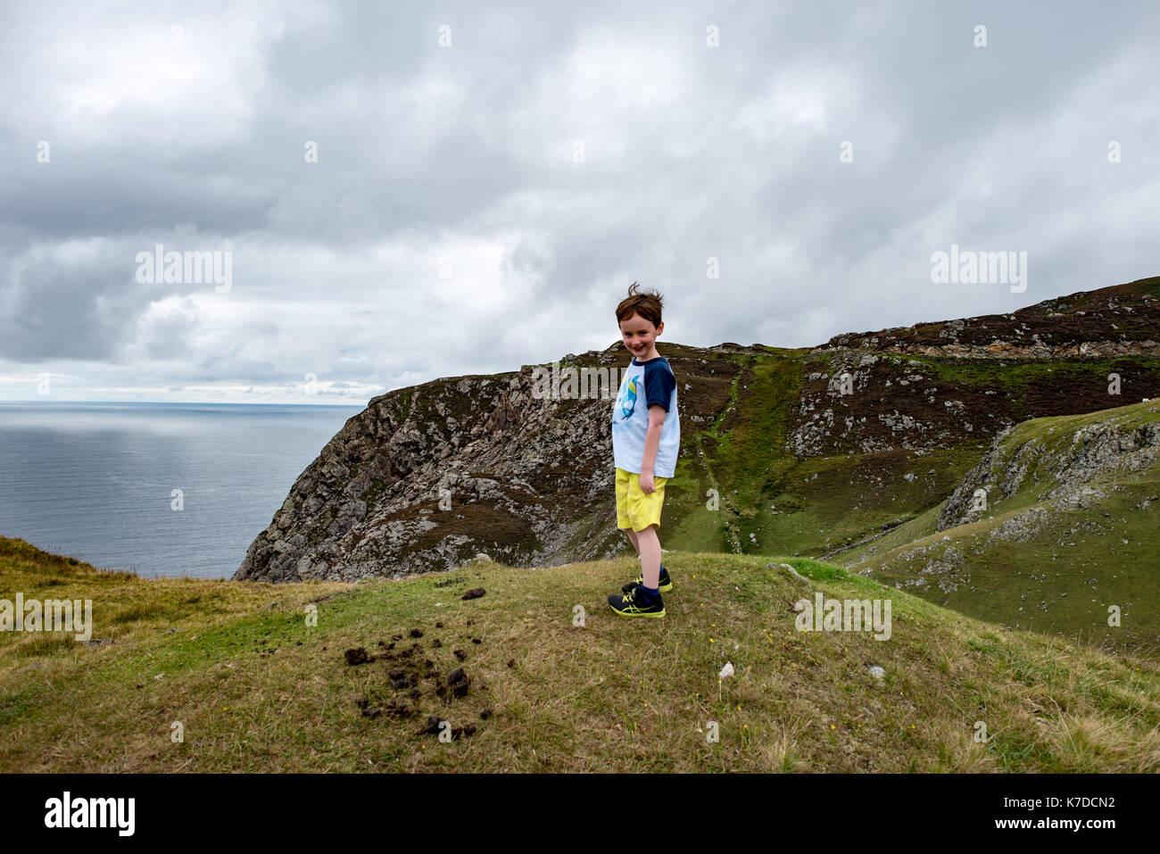 Junge und Blick auf die Slieve League Cliffs, County Donegal, Irland Stockfoto