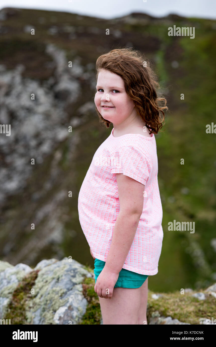 Mädchen und Blick auf die Slieve League Cliffs, County Donegal, Irland Stockfoto