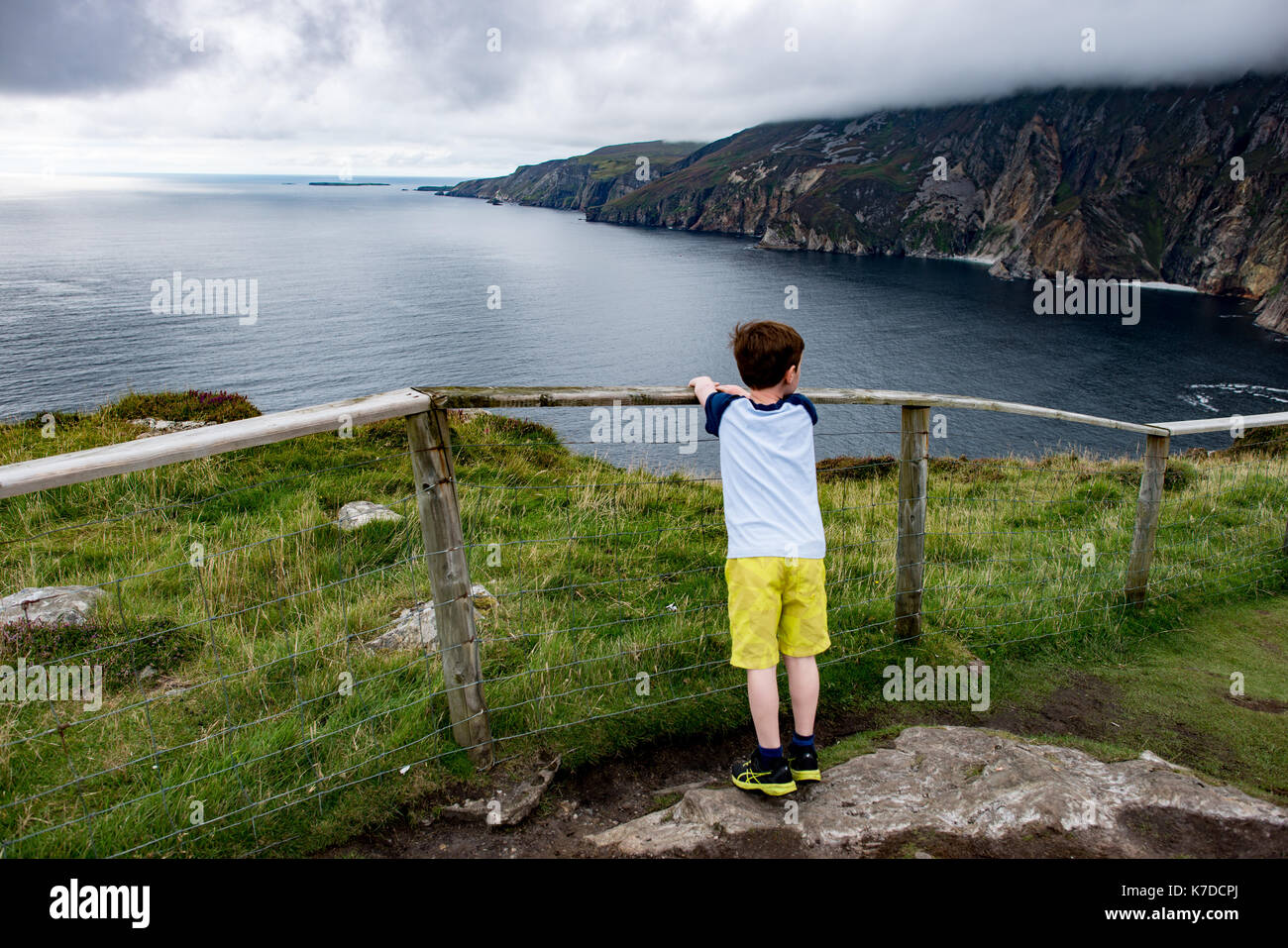 Junge und Blick auf die Slieve League Cliffs, County Donegal, Irland Stockfoto