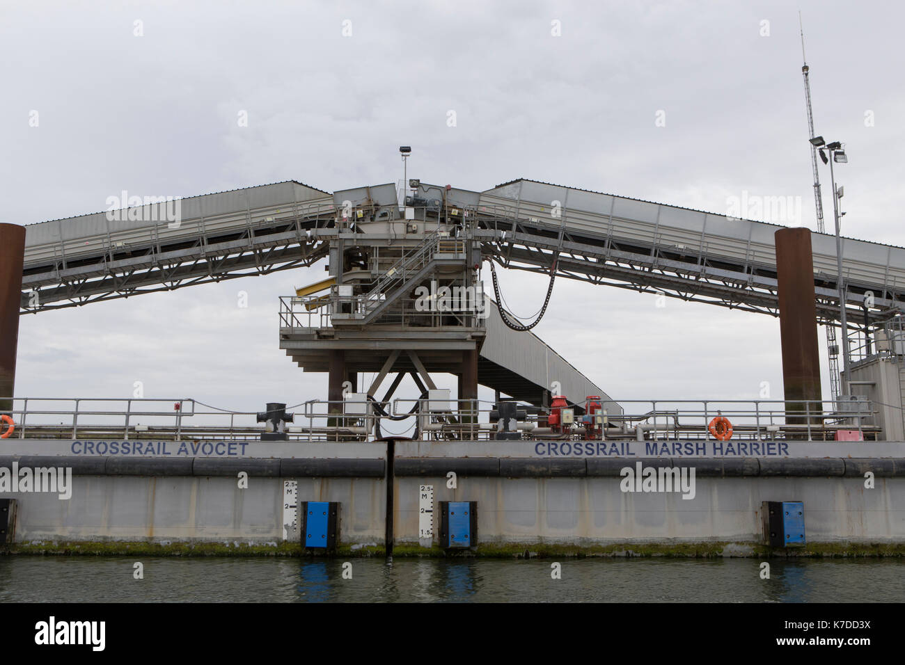 Crossrail Jetty at Wallasea Island, Essex, gebaut in Crossrail Projekt ausgegraben zu einem Rspb wetland Nature Reserve zu transportieren. Stockfoto