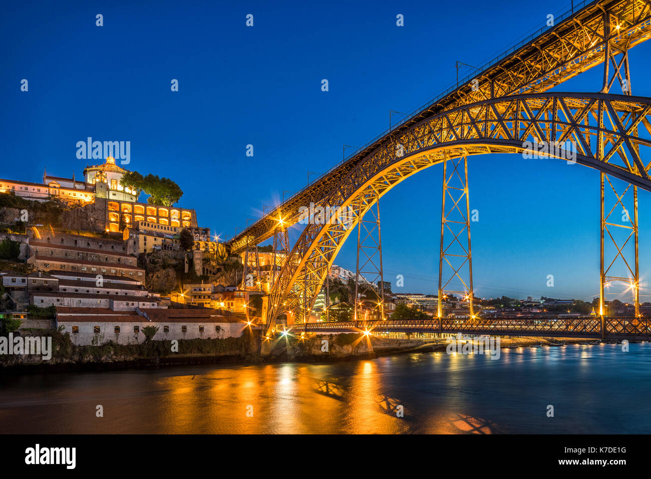 Brücke, Bogenbrücke Ponte Dom Luis I über den Douro, Abenddämmerung, Porto, Portugal Stockfoto