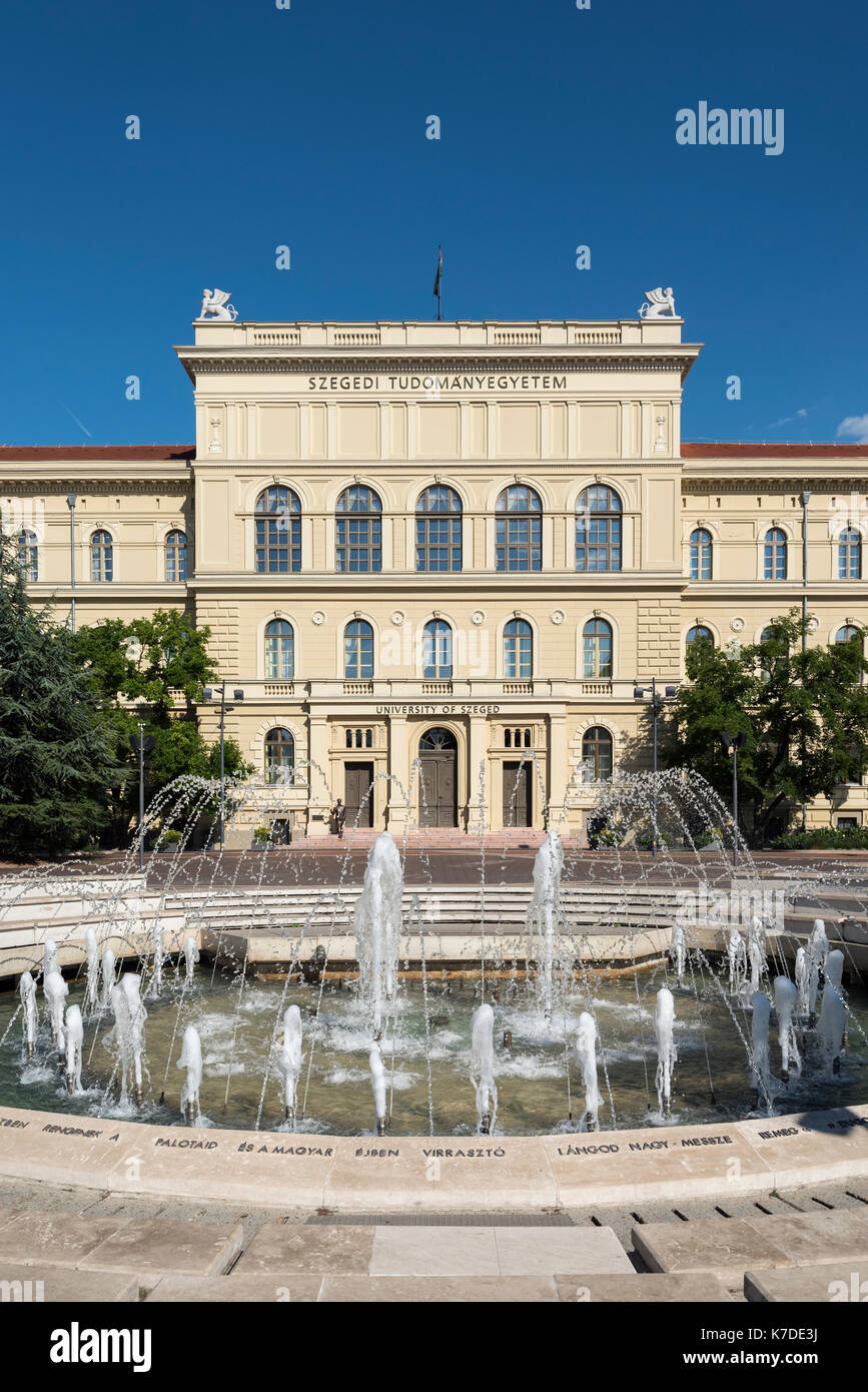 Dugonics Fountain Square mit Hauptgebäude der Universität, Szeged, Ungarn Stockfoto