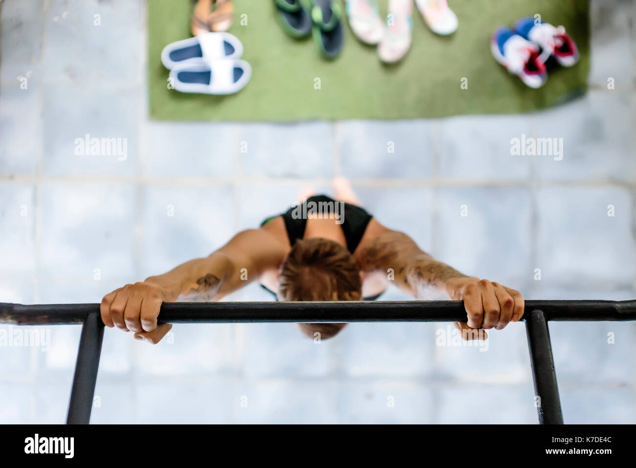 Draufsicht des Menschen hängen an Gymnastik bar Fitnessraum Stockfoto