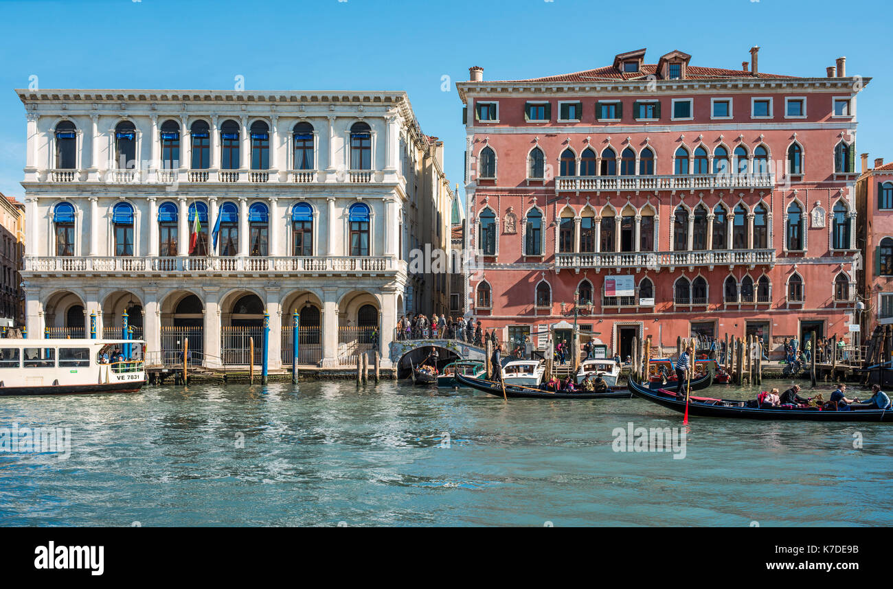 Klassizistische Palazzo Manin-Dolfin, heute italienische Zentralbank, auf der rechten das 15. Jahrhundert Bembo Palace, San Marco Viertel Stockfoto