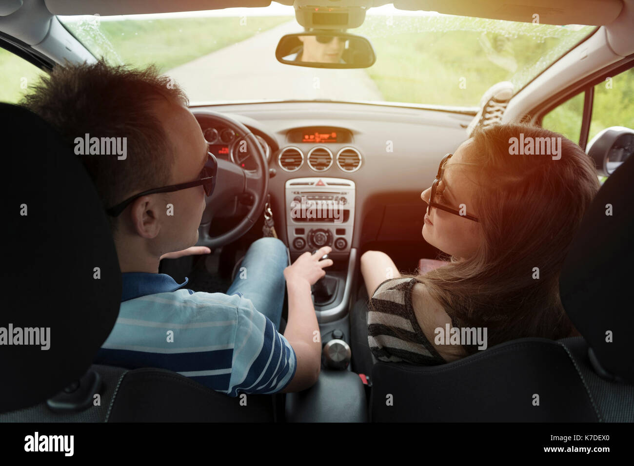 Hohe Betrachtungswinkel der Paare sich einander im Auto während der Fahrt Stockfoto