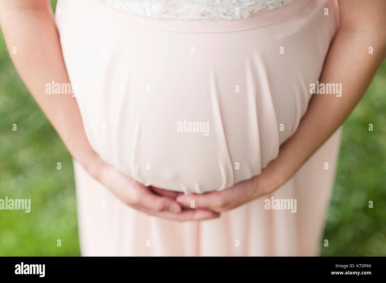 Hohe Betrachtungswinkel der schwangeren Frau, die ihren Bauch berühren, während in der PARK-Stellung Stockfoto