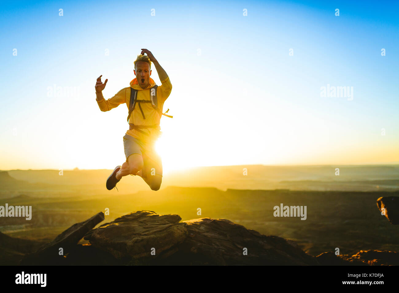 Wanderer auf dem Berg im Canyonlands National Park springen Aufgeregt Stockfoto