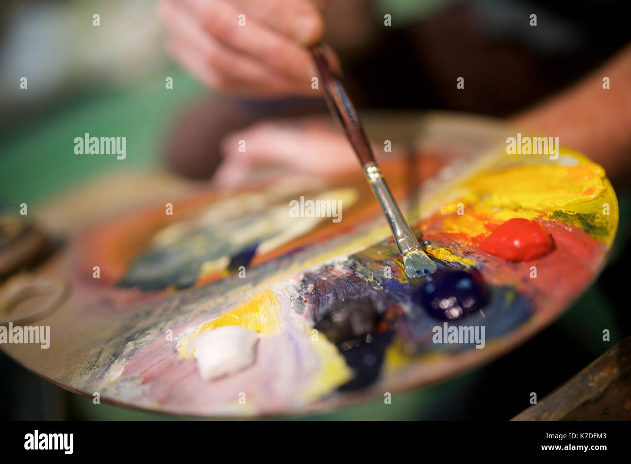 Nahaufnahme der Mann mit Aquarellfarbe Palette in der Werkstatt Stockfoto