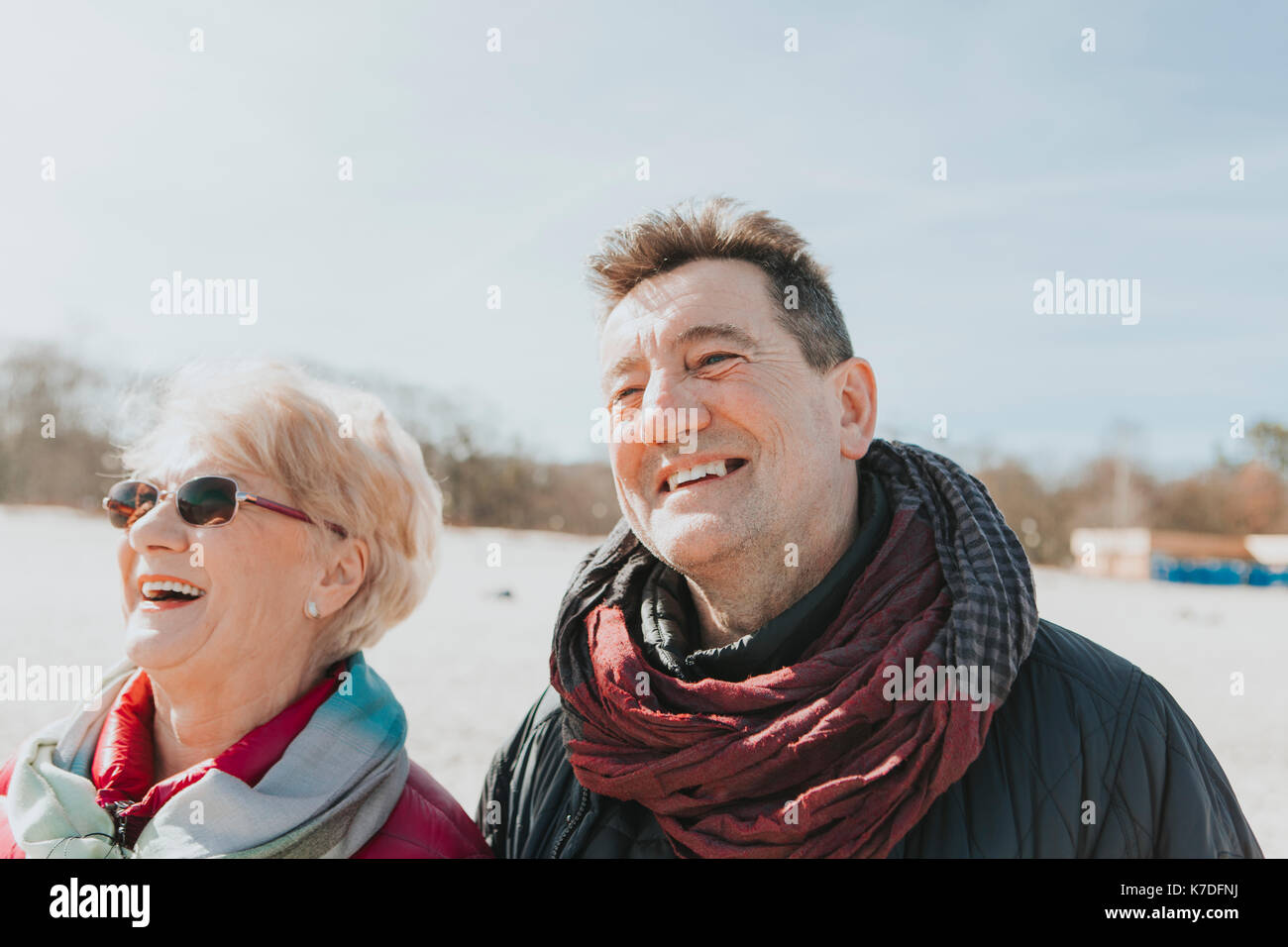 Glückliches Paar am Strand Stockfoto