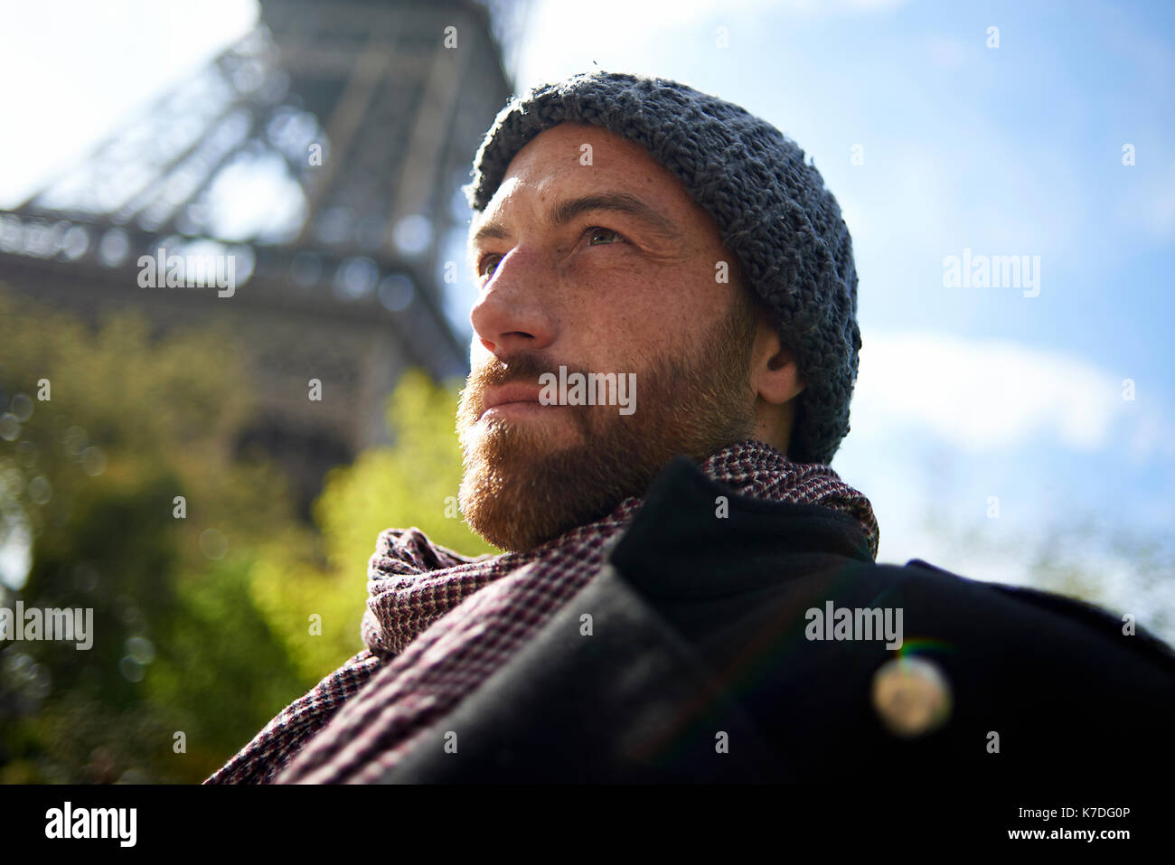 Low Angle View von nachdenklich männliche Touristen gegen Eiffelturm während der sonnigen Tag Stockfoto