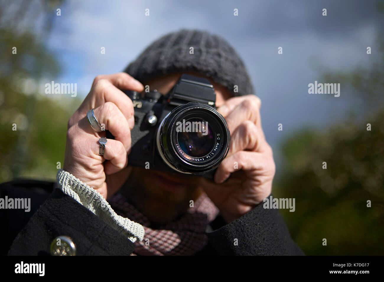 Close-up des Menschen Fotografieren durch DSLR-Kamera in Paris Stockfoto