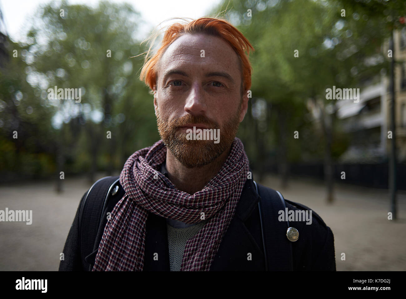 Portrait von zuversichtlich Mann im Park in Paris. Stockfoto